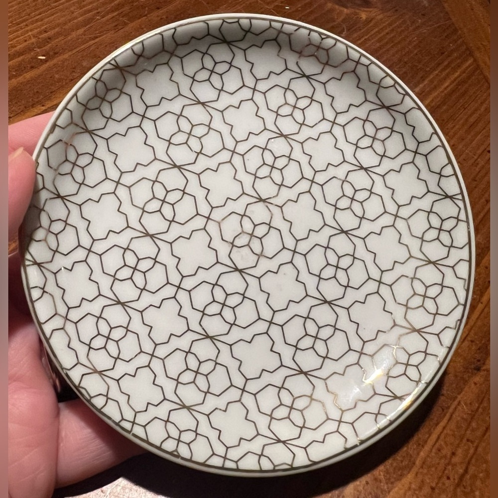 KENDRA SCOTT Ceramic Filigree Ring Dish Gold & White Trinket Tray Designer